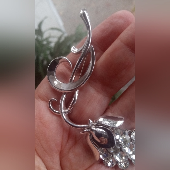 Trifari Alfred Phillipe Pat. 160,967   Dangle Grape Cluster Brooch 1950 - Picture 6 of 12